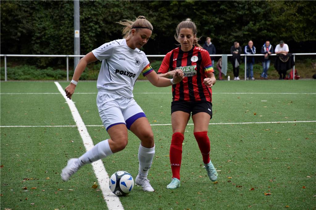 Queere Spielerin spricht über Sexualität im Fußball: „Wer ein Problem damit hat, soll gehen“ Zwei Fußballerinnen mit einer Regenbogen-Binde am Arm