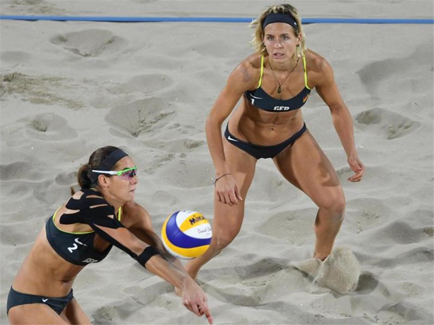 Golden Girls "lange nicht bei 100 Prozent" Laura Ludwig (r.) und Kira Walkenhorst besiegten das deutsche Perspektivteam Nadine Glenzke und Julia Großner mit 2:1. Foto: Soeren Stache