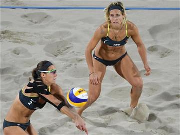 Laura Ludwig (r.) und Kira Walkenhorst besiegten das deutsche Perspektivteam Nadine Glenzke und Julia Großner mit 2:1. Foto: Soeren Stache
