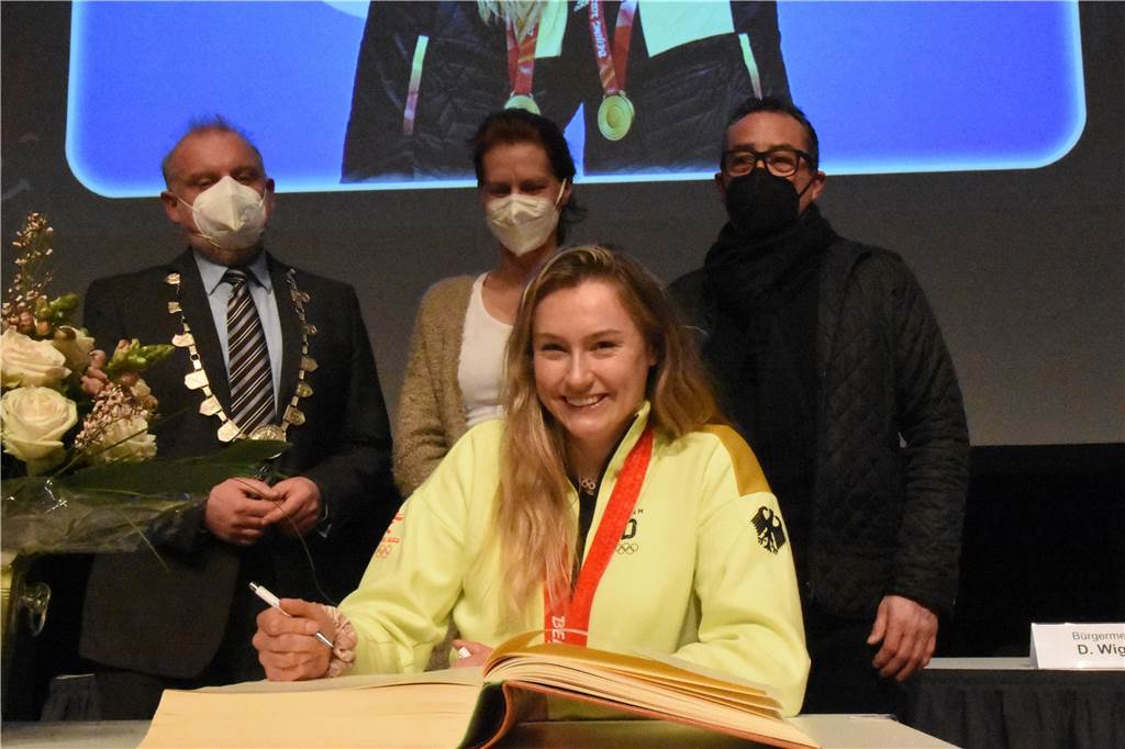 Große Ehre für Laura Nolte: Eintrag ins Goldene Buch der Stadt Unna Laura Nolte hat sich ins Goldene Buch eingetragen. Im Hintergrund: Bürgermeister Dirk Wigant (v.l.) und Laura Noltes Eltern Sandra und Lukas.
