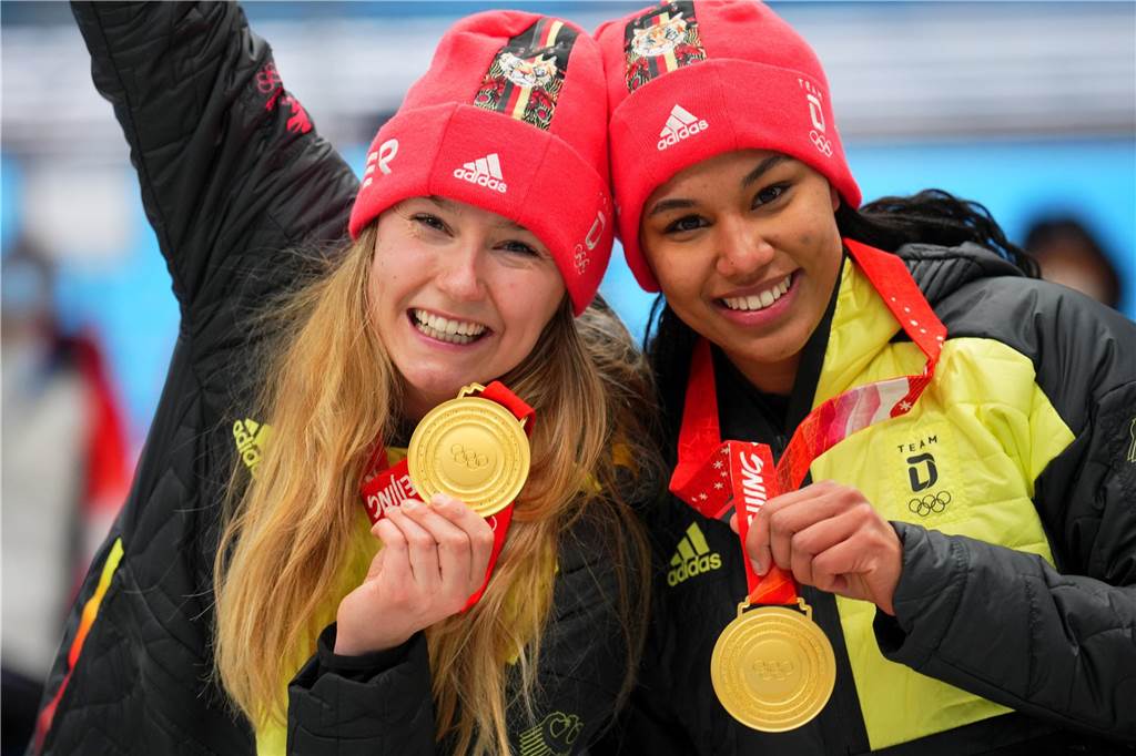 Startet Laura Nolte bei Olympischen Winterspielen auf ihrer Heimbahn? Laura Nolte (l.) und Deborah Levi zeigen freudestrahlend die Goldmedaillen.