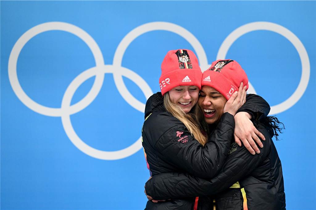 Bob-Pilotin Laura Nolte fehlen die Worte: „Werden komplett veräppelt“ Laura Nolte (l.) und Deborah Levi aus Deutschland bejubeln ihre Goldmedaille bei den Olympischen Spielen 2022 in Peking.