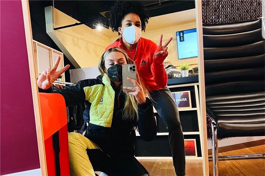 Laura Nolte überbrückt die Wartezeit mit „Trockenübungen“ im Teamhotel Laura Nolte (links) und Anschieberin Deborah Levi sind sichtlich zuversichtlich, was Olympia angeht.