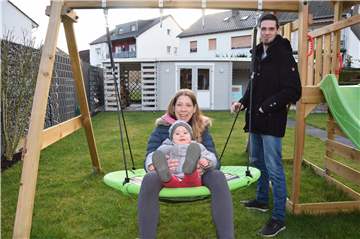 Laura und Jan Dilchert (beide 30) fühlen sich mit Töchterchen Mara (19 Monate) pudelwohl in Frohlinde: in ihrem Garten, aber auch in der Natur.