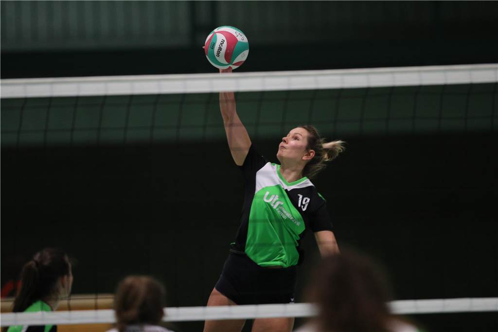 Spannung pur im Verbandsliga-Aufstiegsrennen: Drei Volleyball-Teams mit Chancen Laura van Dunderen schlägt auf.