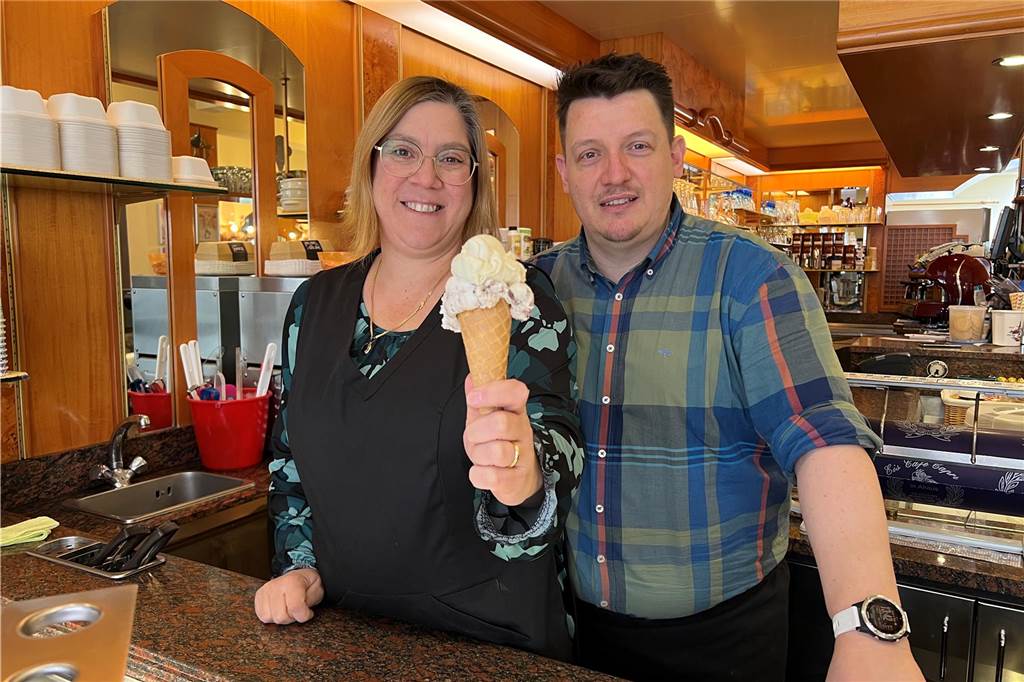 Eiscafés ziehen Preise an: Erhöhung tut Filippo Belbruno in der Seele weh Laura Vanella und Klaus De Cesero haben im Eiscafé Capri im letzten Jahr auf Selbstbedienung umgestellt.