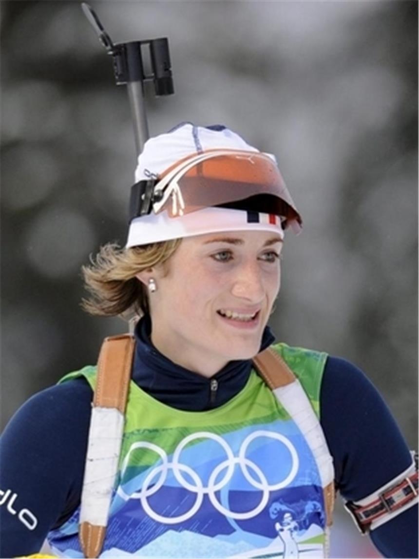 Neuner stürmt zu Gold: «Das ist der Wahnsinn» Laure Marie Brunet freut sich im Ziel über Bronze.
