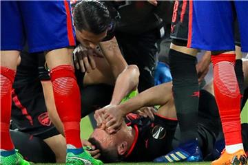 Laurent Koscielny vom FC Arsenal liegt verletzt am Boden. Foto: Adam Davy/PA Wire