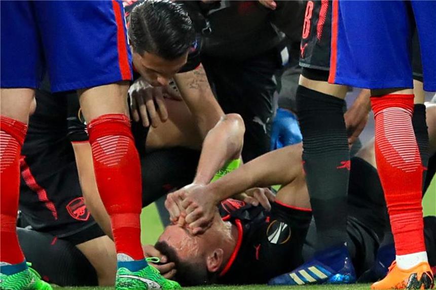 WM-Aus für Frankreichs Abwehrspieler Koscielny Laurent Koscielny vom FC Arsenal liegt verletzt am Boden. Foto: Adam Davy/PA Wire