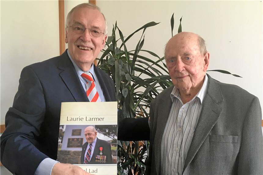 Versöhnungstour 73 Jahre nach Ende des Weltkriegs Laurie Larmer überreichte Bürgermeister Manfred Sauer jetzt im Rathaus eine Broschüre, in der seine Erinnerungen an den Bombenkrieg geschildert werden.