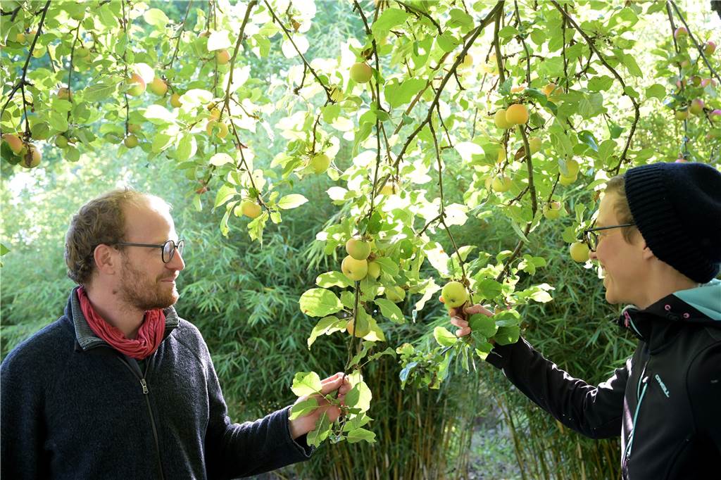 Laurin Berger und Anna Kristina Brämswig stehen unter einem Baum.