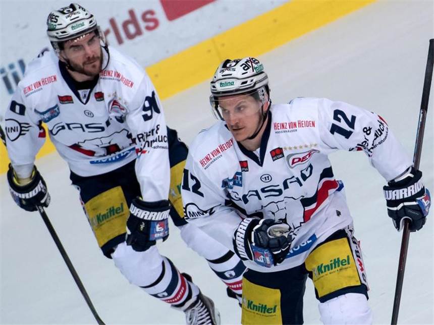 München erster DEL-Finalist - Nürnberg erzwingt Spiel sechs Laurin Braun (r) schoss die Eisbären im 1. Drittel in Führung. Foto: Sven Hoppe
