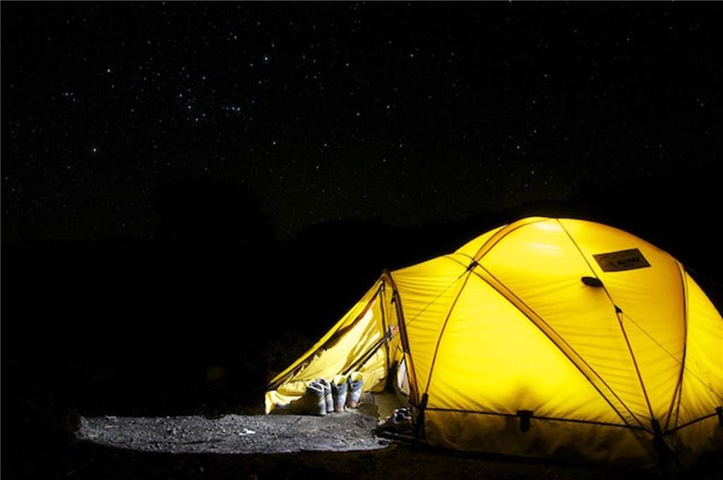 Freiheit und Freizeit genießen: Mit dem Camper durch NRW zelt unter sternenhimmel