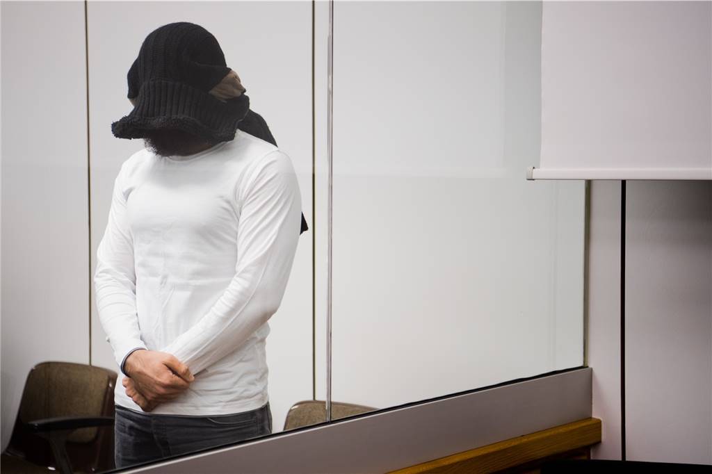 Und der Staat sah zu - der Fall Anis Amri und seine Kontakte nach Dortmund Laut Anklage der Kopf der insgesamt fünf Angeklagten: Abu Walaa. Auch hier ohne Gesicht.
