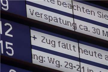 Laut Bahn-Statistik traf jeder achte Fernzug im Juli mindestens eine Viertelstunde zu spät im Bahnhof ein. Foto: Lino Mirgeler