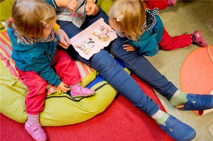 Kitas verfügen über etwas mehr Personal Laut Bertelsmann-Studie muss eine Erzieherin in Ostdeutschland etwa doppelt so viele Kleinkinder betreuen wie eine Fachkraft in vielen westlichen Bundesländern. Foto: Julian Stratenschulte