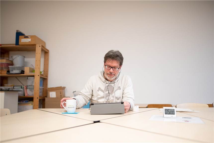 Digitaler Unterricht: Auch die Lehrerfortbildung musste erst digitalisiert werden Laut Bezirksregierung gibt es inzwischen einige digitale Angebote zur Fortbildung für Lehrer, unter anderem zum Distanzunterricht. (Symbolbild)