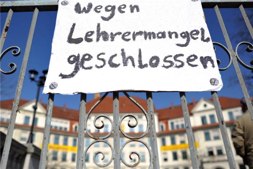 Die größten Baustellen der Schullandschaft Laut dem Deutschen Lehrerverband fehlen bundesweit 10.000 Lehrer. Die Folgen sind Unterrichtsausfall und größere Klassen. Foto: Hendrik Schmidt