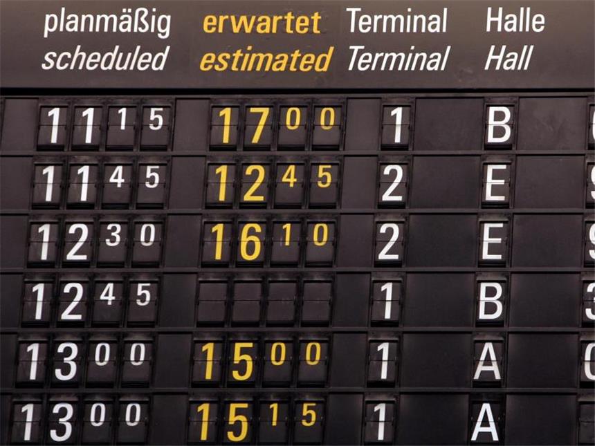 Flugverspätung: Öffnen der Flugzeugtüren gilt als Ankunft Laut dem Europäischen Gerichtshof gilt das Öffnen der Flugzeugtüren als Ankunftszeit. Bei verspäteten Flügen ist die Entschädigung daran zu bemessen. Foto: Frank May