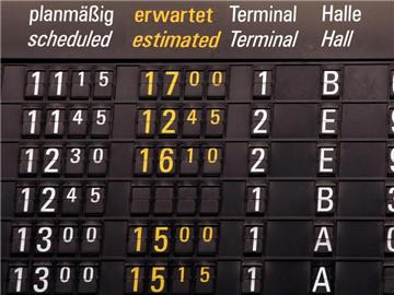 Laut dem Europäischen Gerichtshof gilt das Öffnen der Flugzeugtüren als Ankunftszeit. Bei verspäteten Flügen ist die Entschädigung daran zu bemessen. Foto: Frank May