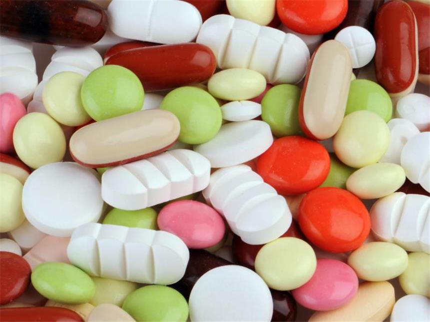 Arzneireport: Millionenfach zu teure Pillen Laut dem neuen Arzneimittelreport könnten Krankenkassen bei Medikamenten ohne Einbußen für Patienten viel sparen. Foto: Armin Weigel/Illustration