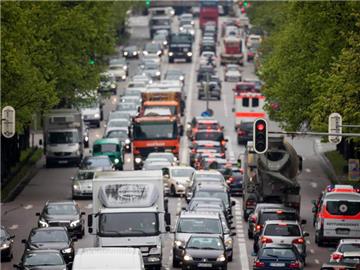 Laut dem Statistischen Bundesamt steigen Pendler vorrangig ins Auto, um zur Arbeit zu gelangen. Foto: Fabian Sommer/dpa