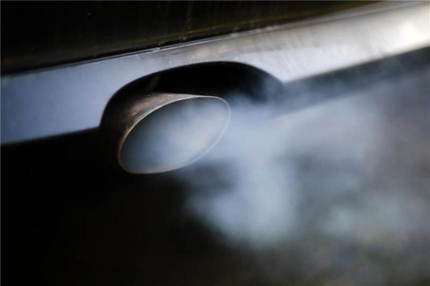 Überhöhter Verbrauch kostet deutsche Autofahrer Milliarden Laut dem Verband Transport & Environment (T&E) sind im Straßenverkehr in den zurückliegenden zwei Dekaden 264 Millionen Tonnen Kohlendioxid mehr als gedacht in die Atmosphäre geblasen worden. Foto: Ina Fassbender
