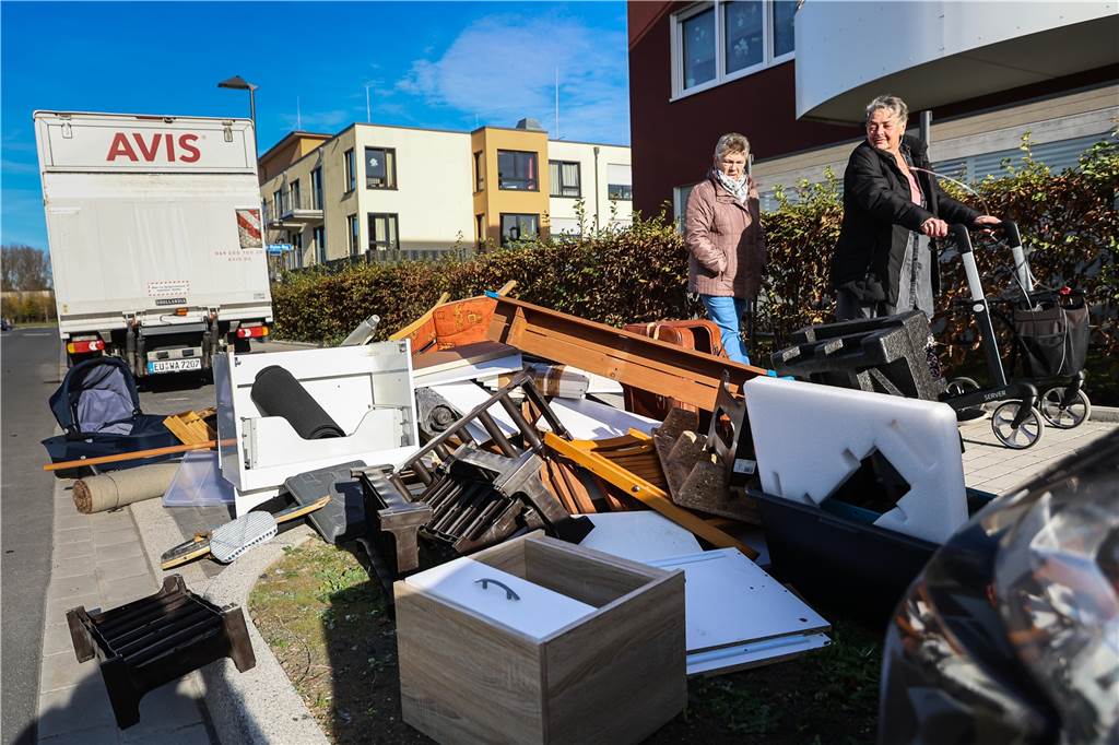 Positive Eindrücke vom kostenlosen Sperrmülltag in Eving Laut der EDG wurde der Sperrmüll deutlich sortierter herausgestellt als noch in Scharnhorst oder Brackel.