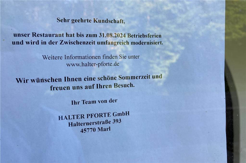 Halter Pforte steht leer: Möbel sind raus, Wiedereröffnung unklar Ein Zettel an einer Glastür weist auf Betriebsferien eines Restaurants hin.