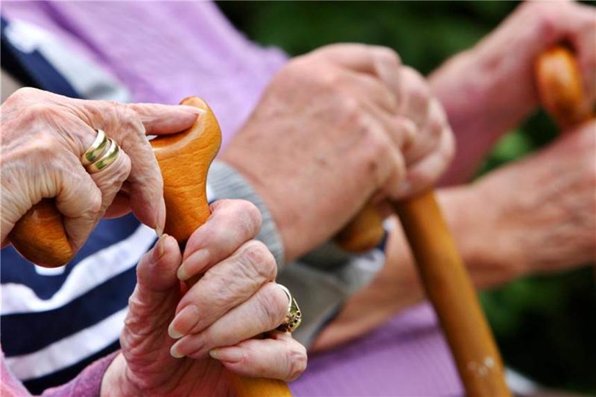 Immer mehr Rentner haben Minijob Laut einem Medienbericht hat sich die Zahl der Menschen, die 65 Jahre und älter sind und einer geringfügigen Beschäftigung nachgehen, zwischen 2003 und 2017 auf über eine Million verdoppelt. Foto: Oliver Berg