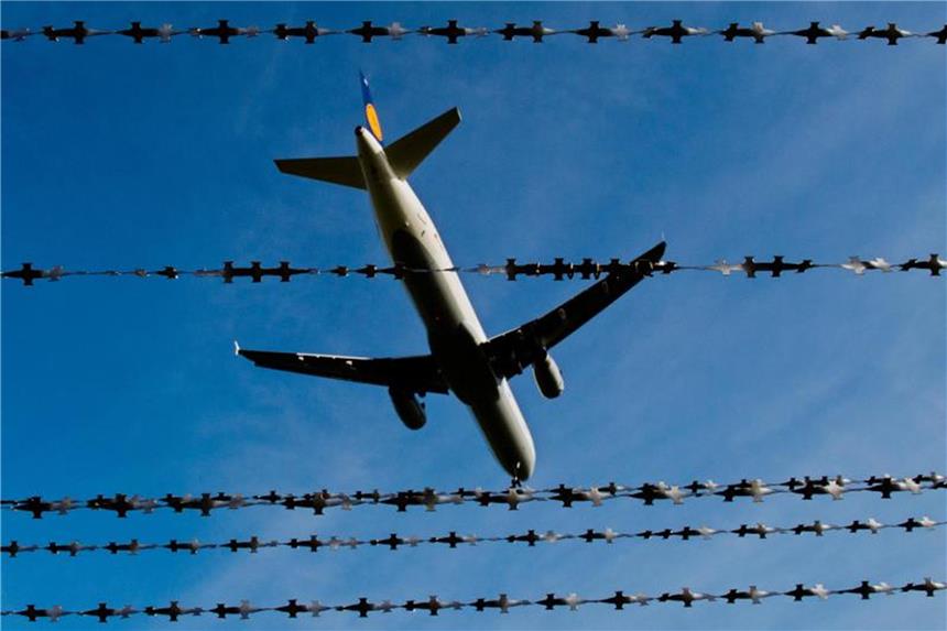 Laut einem Medienbericht wurden im laufenden Jahr bis Ende Mai von rund 23 900 angekündigten Abschiebungen nur rund 11 100 vollzogen. Foto: Julian Stratenschulte/Symbolbild