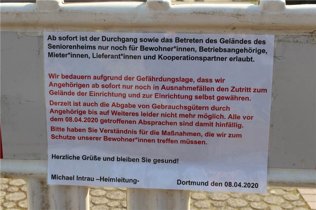 Schwere Vorwürfe: Dürfen Angehörige nichts im Seniorenheim abgeben? Laut einem Schild an der Absperrung dürfen Angehörige nichts mehr für Senioren abgeben. Frank Bußmann korrigiert diese Aussagen jedoch.