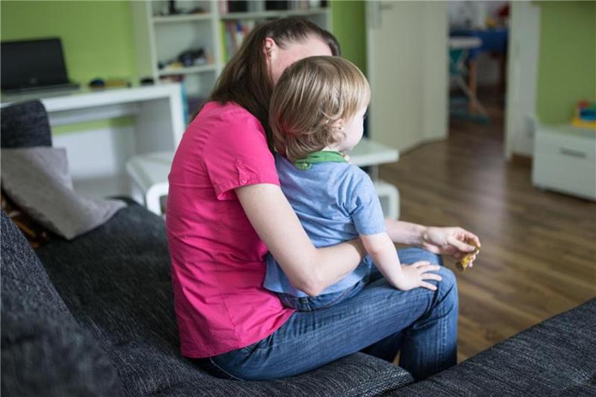 Armut bedroht Alleinerziehende Laut einer aktuellen Studie werden Armutserfahrungen dann verhindert, wenn eine alleinerziehende Mutter mehr als 30 Wochenstunden arbeitet. Foto: Marcel Kusch/Symbolbild