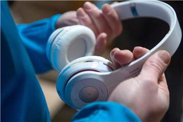 Laut einer aktuellen Umfrage nutzen 58,3 Prozent aller Menschen ab 14 in Deutschland Audioangebote im Internet. Foto: Boris Roessler/Symbolbild
