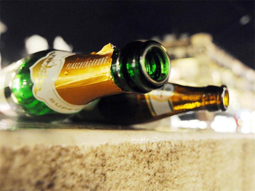 Junge Menschen greifen an Weihnachten zu Alkohol Laut einer Befragung lässt es jeder Dritte junge Mensch zwischen 18 und 24 Jahren an den Festtagen erheblich krachen - zumindest was den Alkohlkonsum betrifft. Foto: Uli Deck