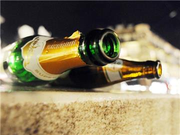 Laut einer Befragung lässt es jeder Dritte junge Mensch zwischen 18 und 24 Jahren an den Festtagen erheblich krachen - zumindest was den Alkohlkonsum betrifft. Foto: Uli Deck