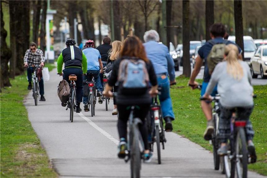 Jeder zweite Deutsche radelt ohne Helm Laut einer neuen Forsa-Umfrage tragen 48 Prozent der Fahrradfahrer nie einen Helm. Foto: Lino Mirgeler