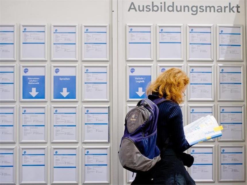 Kaufmann für Büromanagement ist beliebter Ausbildungsberuf Laut einer Rangliste des Bundesinstituts für Berufsbildung entschieden sich junge Frauen 2014 am häufigsten für eine Ausbildung zur Kauffrau für Büromanagement. Foto: Daniel Bockwoldt