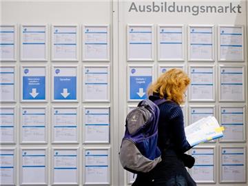 Laut einer Rangliste des Bundesinstituts für Berufsbildung entschieden sich junge Frauen 2014 am häufigsten für eine Ausbildung zur Kauffrau für Büromanagement. Foto: Daniel Bockwoldt