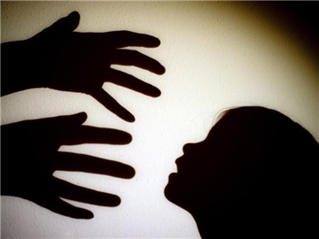 Laut einer repräsentativen Umfrage für die Universitätsklinik Ulm gibt es bei sexueller Gewalt gegen Kinder und Jugendliche keine Entwarnung. Foto: Patrick Pleul/Symbolbild