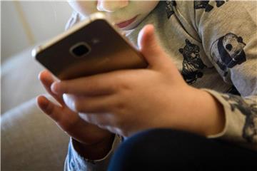 Laut einer Studie der Universität Leipzig leiden Vorschulkinder, die täglich Smartphone oder Computer nutzten, ein Jahr später häufiger unter Hyperaktivität und Unaufmerksamkeit als Kinder, die diese Medien nicht verwendeten. Foto: Hans-Jürgen Wiedl
