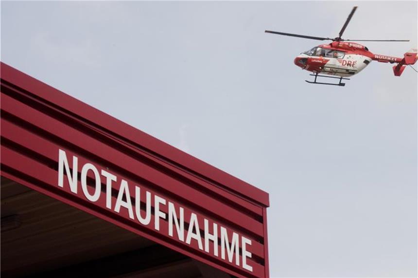 Viele Klinik-Notaufnahmen kaum ausgelastet Laut einer Studie erhöhen geringere Erfahrung sowie schlechtere Personal- und Technikausstattung in kleinen Notaufnahmen oft die Komplikationsraten. Foto: Julian Stratenschulte/dpa