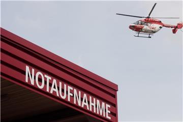 Laut einer Studie erhöhen geringere Erfahrung sowie schlechtere Personal- und Technikausstattung in kleinen Notaufnahmen oft die Komplikationsraten. Foto: Julian Stratenschulte/dpa