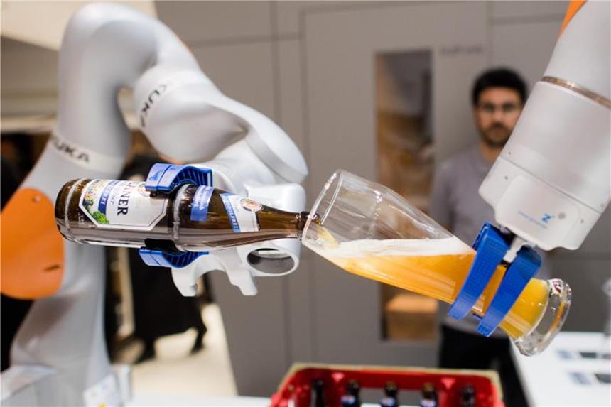 Wird Künstliche Intelligenz zum Job-Killer? Laut einer Studie glauben 69 Prozent der Befragten, dass durch Künstliche Intelligenz massenhaft Arbeitsplätze verloren gehen. Foto: Julian Stratenschulte