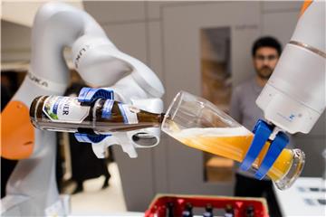 Laut einer Studie glauben 69 Prozent der Befragten, dass durch Künstliche Intelligenz massenhaft Arbeitsplätze verloren gehen. Foto: Julian Stratenschulte