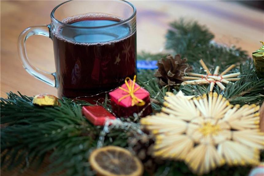An Weihnachten darf es ein bisschen mehr Alkohol sein Laut einer Umfrage gehen viele Deutsche mit ihrem Alkoholkonsum an den Weihnachtsfeiertagen großzügig um. Foto: Arno Burgi/dpa-Zentralbild