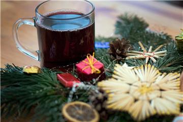 Laut einer Umfrage gehen viele Deutsche mit ihrem Alkoholkonsum an den Weihnachtsfeiertagen großzügig um. Foto: Arno Burgi/dpa-Zentralbild