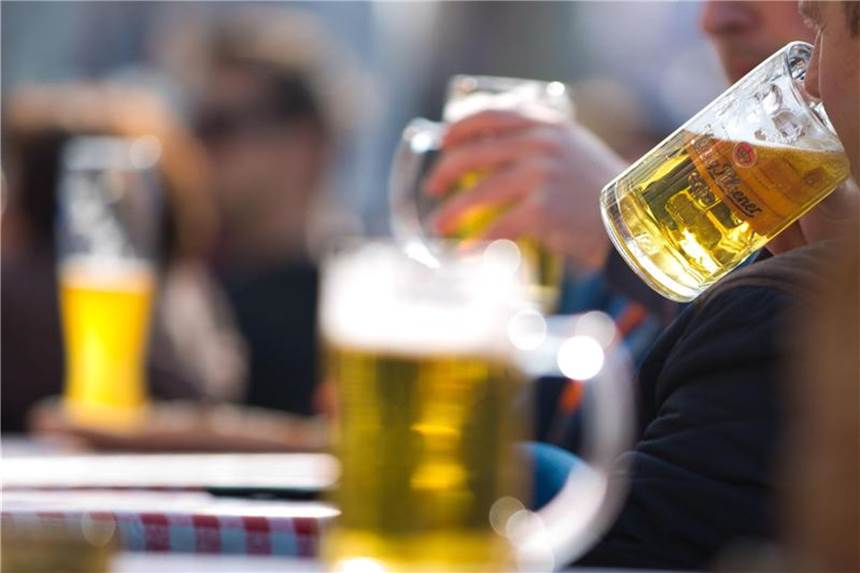 Laut einer WHO-Expertin trinken Deutsche, die über 15 Jahre alt sind, durchschnittlich 11 Liter reinen Alkohol pro Jahr. Foto: Frank Rumpenhorst