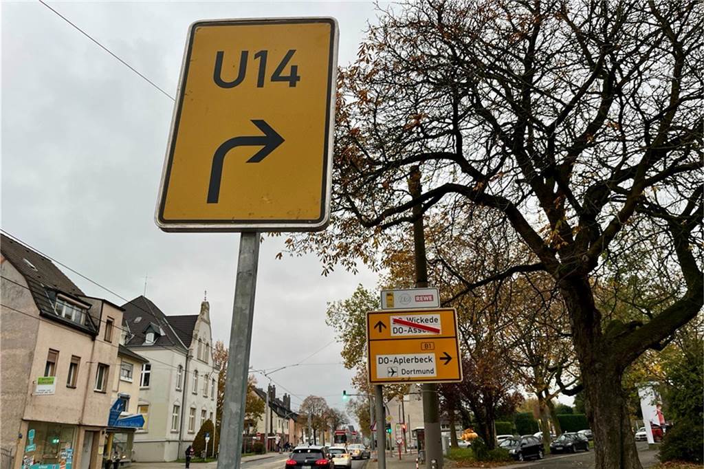 Heiko Pape (54) ärgert sich über die Hellweg-Vollsperrung Umleitungsschild an der Vollsperrung am Brackeler und Asselner Hellweg im Nordosten von Dortmund