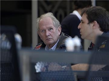 Laut Helmut Marko (l) muss Red Bull noch einiges aufholen. Foto: Mazen Mahdi